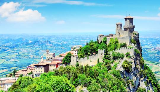 San Marino: wieże na szczycie góry
